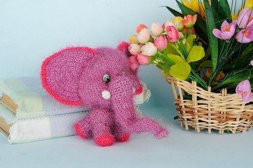 Gestricktes Spielzeug mit Klapper Elefant - MADEheart.com