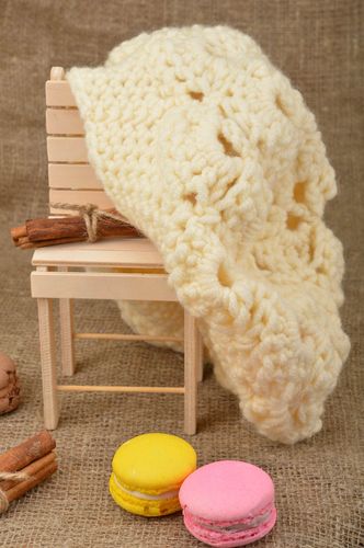 Schöne stilvolle gehäkelte Baskenmütze beige aus Wolle für Damen Handarbeit - MADEheart.com