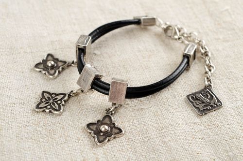 Bracelet avec pendentif Bracelet métal fait main Accessoire femme ethnique - MADEheart.com