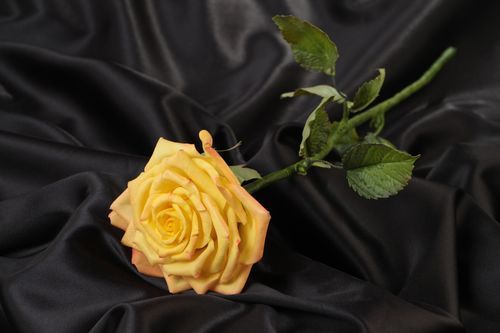 Flor artificial artesanal decorativa de arcilla polimérica pintada amarilla Rosa - MADEheart.com