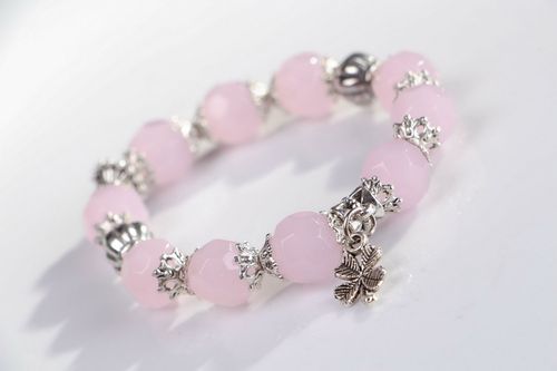 Bracelet with pink quartz and pendants on elastic band - MADEheart.com