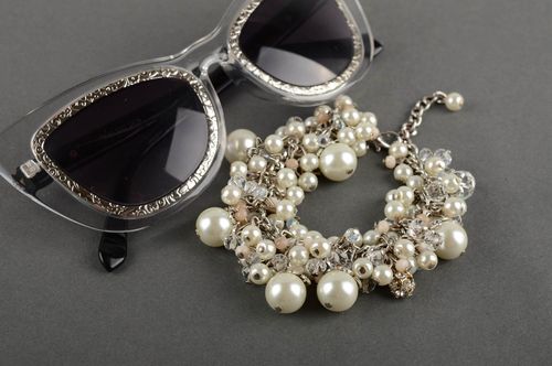 Braccialetto fatto a mano con perle artificiali bigiotteria da donna originale - MADEheart.com