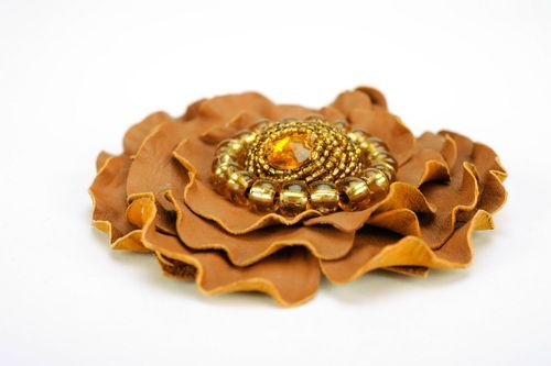 Broche de cuero en forma de una flor - MADEheart.com