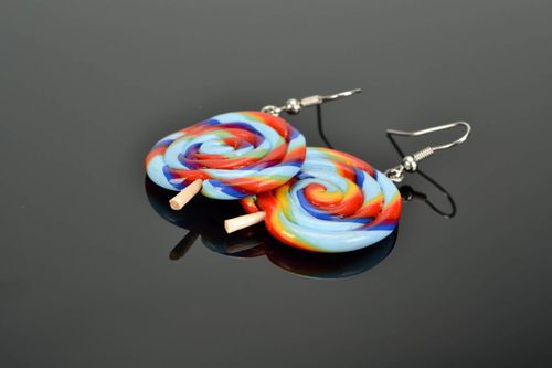 Brincos feitos de cerâmica plástica na forma de caramelo em uma vara Docinhos - MADEheart.com