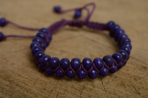 Violet macrame bracelet made of waxed cord and wooden beads - MADEheart.com