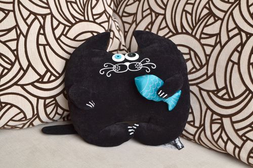 Интерьерная игрушка-подушка в виде черного кота с рыбой из флока ручной работы - MADEheart.com