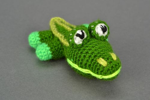 Brinquedo macio de malha feito à mão Crocodilo - MADEheart.com
