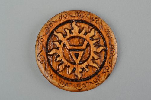 Petite amulette en bois sculptée faite main pour maison avec symbole de Vélès - MADEheart.com