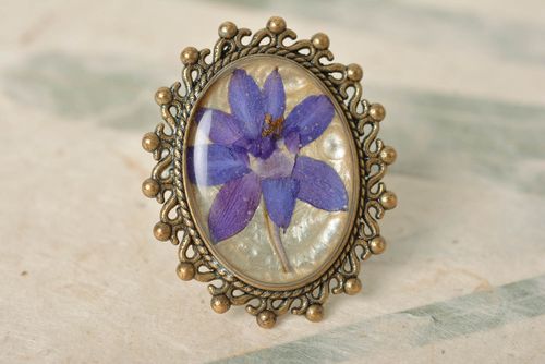 Handmade Vintage Ring mit echter Blume oval aus Metall schön blau für Damen - MADEheart.com
