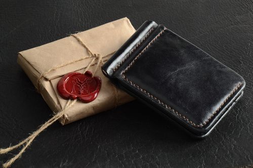Handgemachte Geldbörse aus Leder schwarz mit Prägung elegant stilvoll für Mann - MADEheart.com