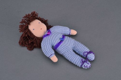 Gestrickte kuschelige Puppe aus Wolle - MADEheart.com