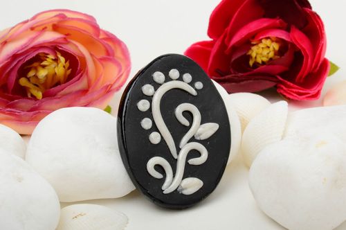 Broche noire motif blanc Bijou fait main argile polymère Cadeau pour femme - MADEheart.com