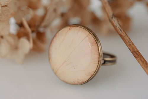 Светлое кольцо с лепестком в эпоксидной смоле с регулируемым размером ручной работы - MADEheart.com