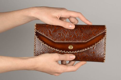 Portefeuille en cuir naturel fait main original de couleur brune avec ornements - MADEheart.com