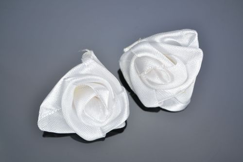 Boucles doreilles puces faites mains Roses blanches - MADEheart.com