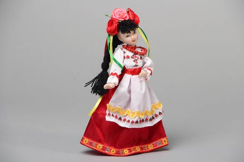 Muñeca de peluche artesanal en traje nacional  - MADEheart.com