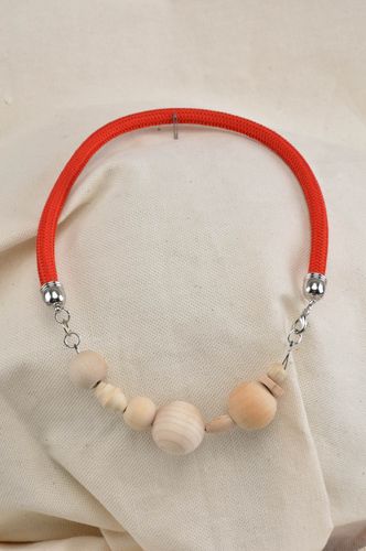 Einfarbiges ungewöhnliches handgemachtes Collier aus Holzperlen auf roter Schnur - MADEheart.com