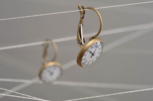 Boucles doreilles montres blanches rondes en résine époxy et métal faites main - MADEheart.com