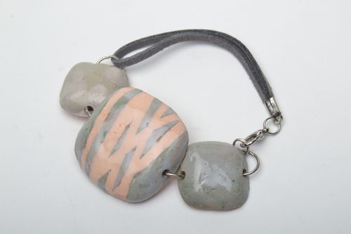Bracelet en terre cuite avec perles plates grises - MADEheart.com