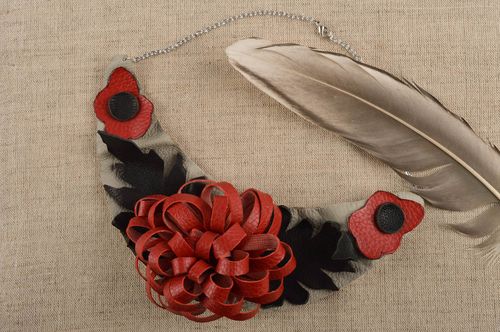 Collier en cuir Bijou fait main avec fleur rouge et chaîne Cadeau femme - MADEheart.com