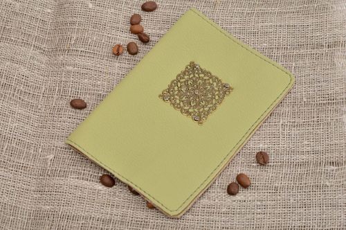Porte passeport cuir fait main vert pastel Cadeau original pour fille design - MADEheart.com