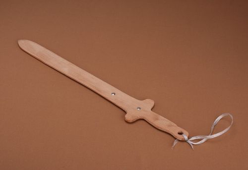 Brinquedo espada de madeira - MADEheart.com