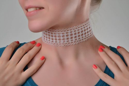 Handgemachtes feuchtigkeitsdichtes zartes stilvolles Halsband Collier aus Spitze - MADEheart.com