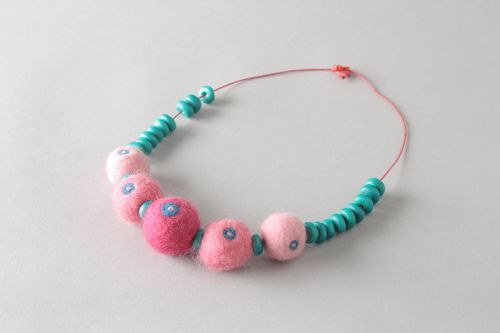 Perlenkette aus Wolle - MADEheart.com