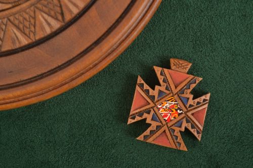 Cruz tallada de peral hecha a mano producto de madera regalo original - MADEheart.com