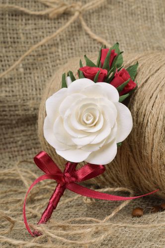 Boutonnière de mariage en pâte polymère faite main Roses blanche et rouges - MADEheart.com