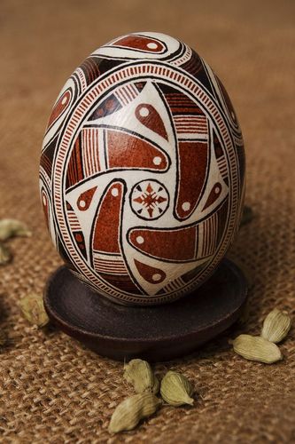Joli œuf de Pâques de poule peint style ethnique pyssanka décorative fait main - MADEheart.com