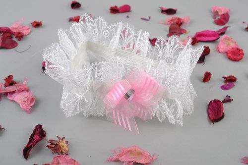 Jarretière de mariée en dentelle blanche avec noeud rose faite main originale  - MADEheart.com