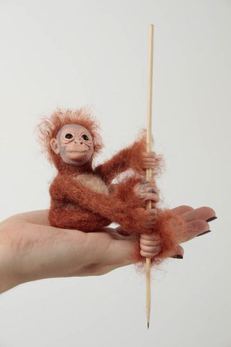 Peluche singe marron faite main Jouet en laine feutrée original Déco maison - MADEheart.com