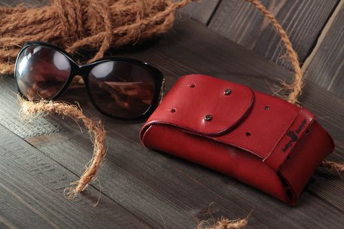 Estuche para gafas del sol artesanal de cuero natural rojo para mujer funda - MADEheart.com