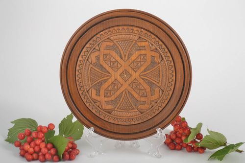 Подарочная тарелка ручной работы деревянная посуда резной декор на стену - MADEheart.com