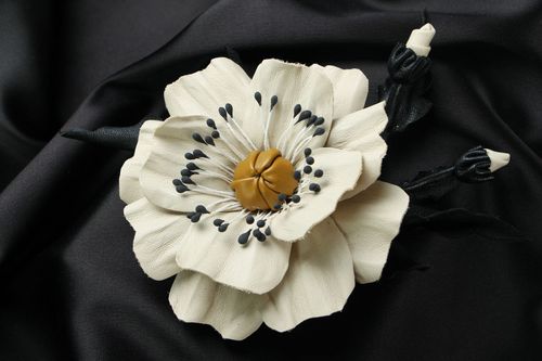 Broche de cuero con forma de flor - MADEheart.com