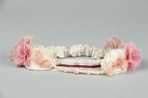 Bridal garter with lace and pearls - MADEheart.com