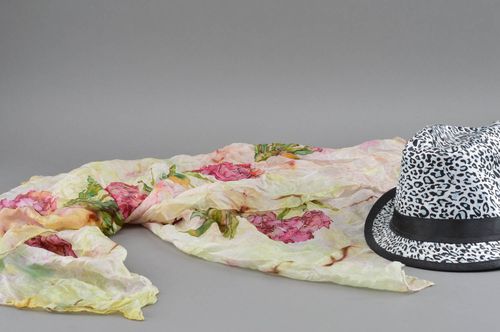 Handgemachter seidiger Schal mit Blumen in Batik Technik für modische Damen - MADEheart.com