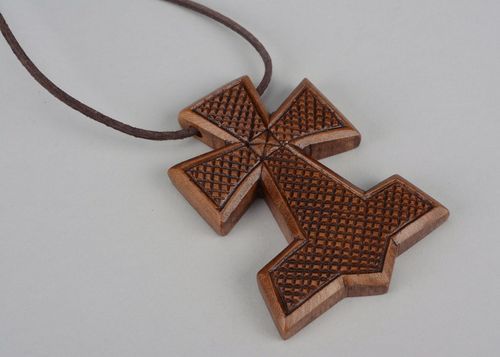 Croix de cou en bois sculpté fait main - MADEheart.com