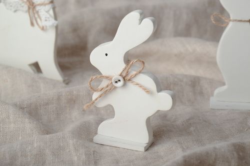 Figurine décorative Lièvre blanc en bois couleurs acryliques faite main - MADEheart.com