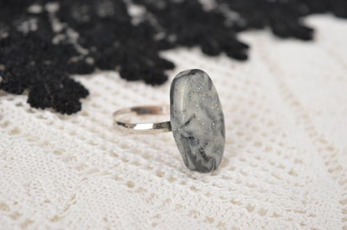 Anillo hecho a mano bisutería de moda anillo de arcilla polimérica gris  - MADEheart.com