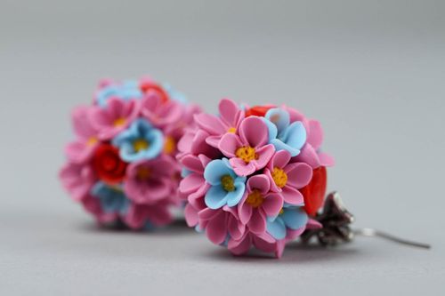 Boucles doreilles artisanales avec fleurs de pâte polymère - MADEheart.com