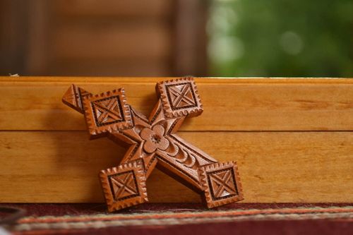 Croix pectorale Pendentif en bois fait main écologique Objet religieux - MADEheart.com