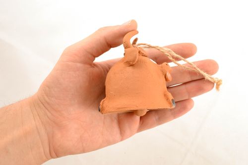 Campanello dautore in ceramica fatto a mano a forma di mucca divertente - MADEheart.com