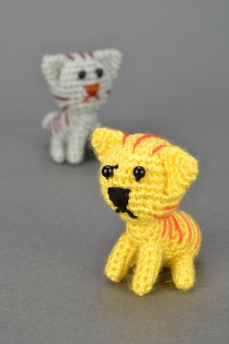 Jouet tricot au crochet Chaton jaune - MADEheart.com