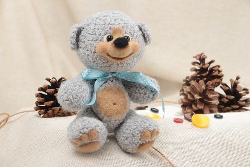Голубой вязаный медведь игрушка ручной работы из фактурной пряжи и шерсти хендмейд - MADEheart.com