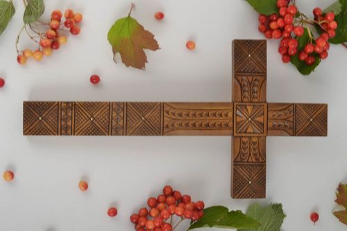 Cruz tallada hecha a mano incrustada artesanía en madera decoración de pared  - MADEheart.com