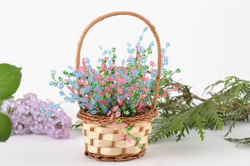 Cesta con flores de abalorios pequeña artesanal bonita vistosa  - MADEheart.com