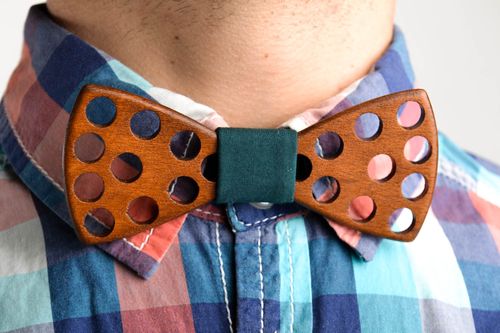 Corbata de lazo artesanal pajarita moderna tallada de madera accesorio unisex - MADEheart.com