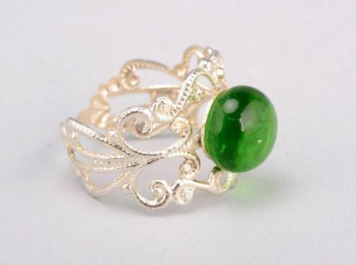 Grüner Ring mit Stein aus Glas Prinzessin  - MADEheart.com
